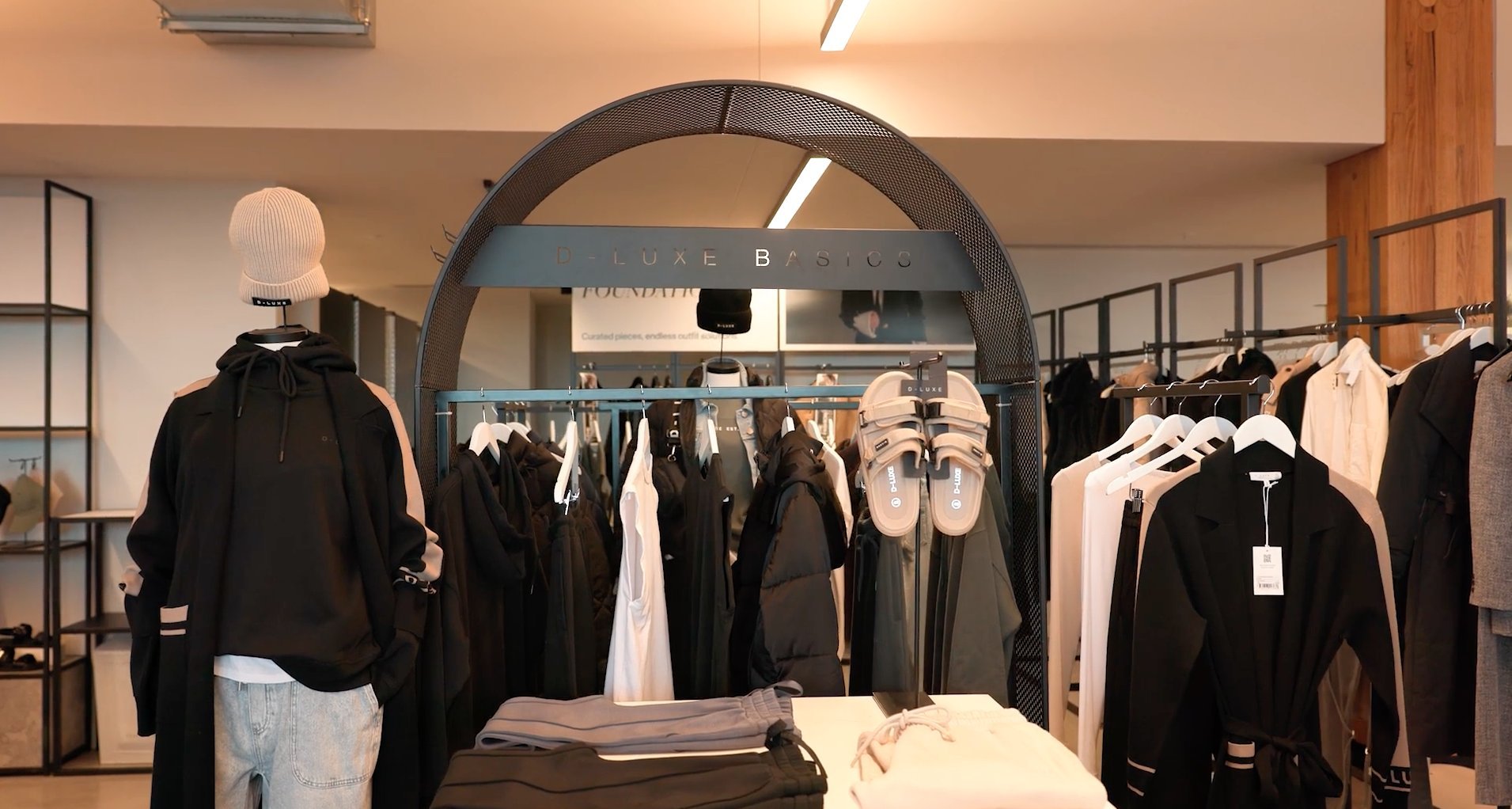 Fashion Icon Collapses As Cue Stores Suddenly Shut Down Across Australia - Second Image