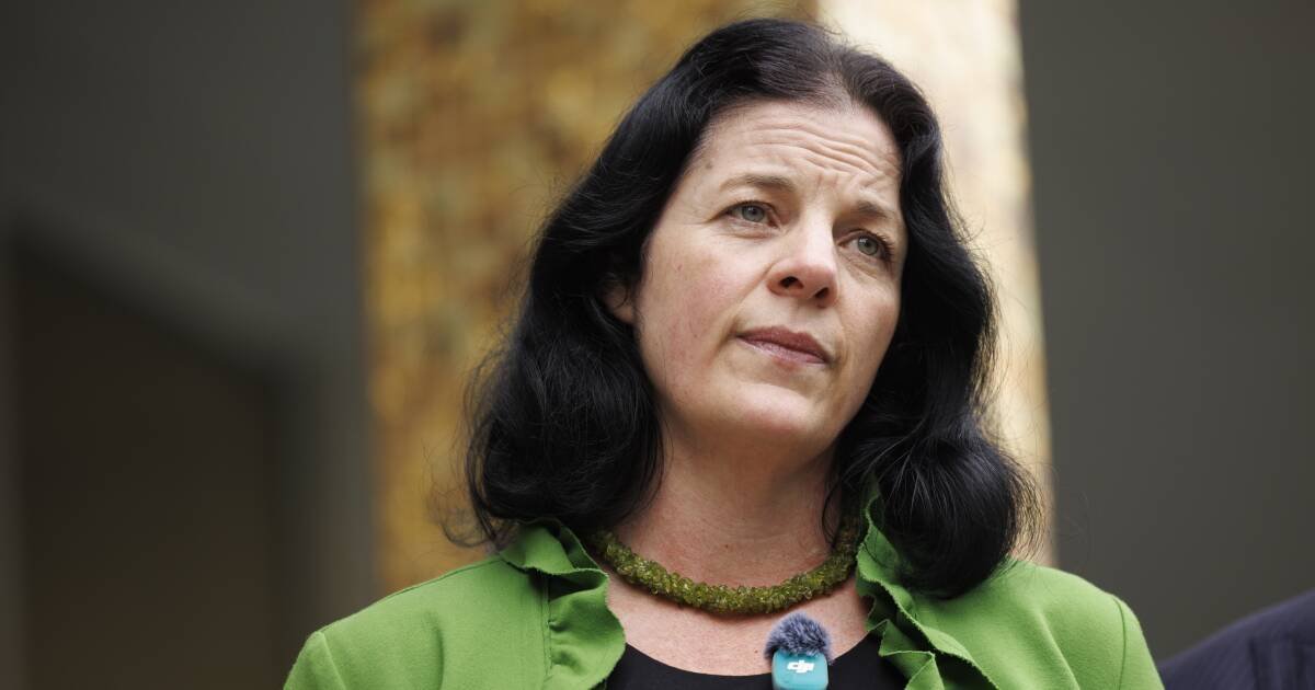 Canberra Teeters On Brink Of Political Chaos - Second Image