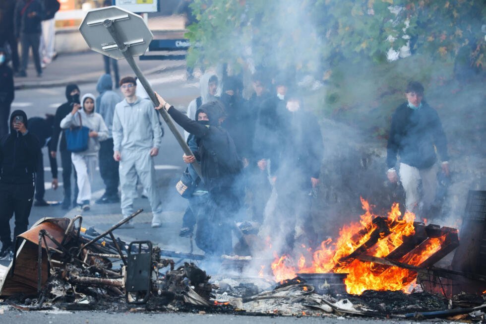 France Erupts In Chaos As Students Wage War On Government - Second Image